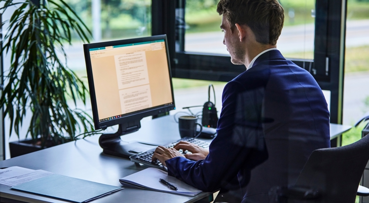 Person arbejder ved computer