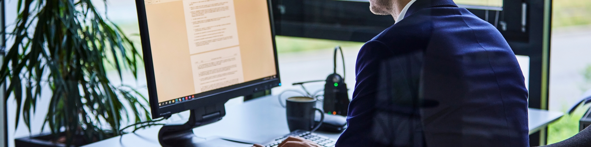 Person arbejder ved computer