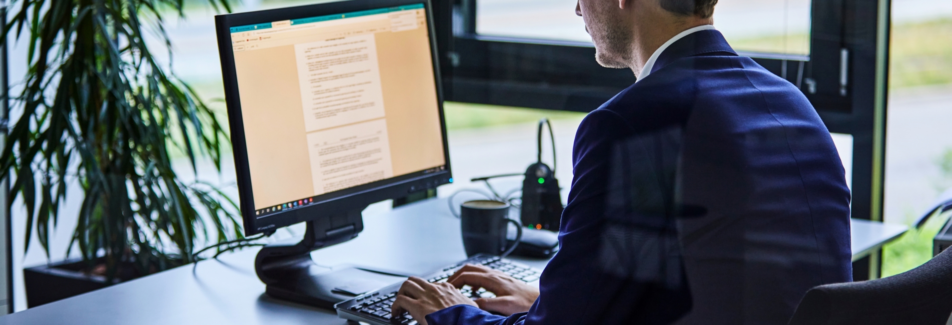 Person arbejder ved computer