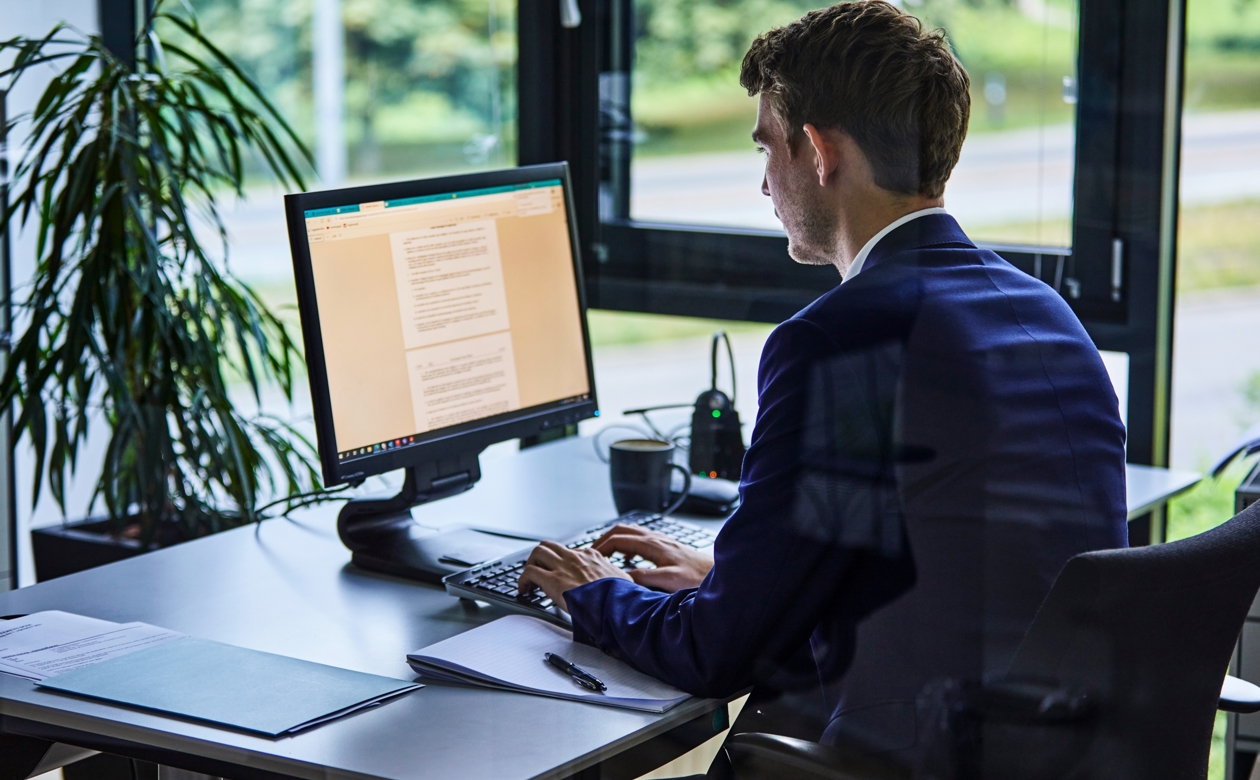 Person arbejder ved computer
