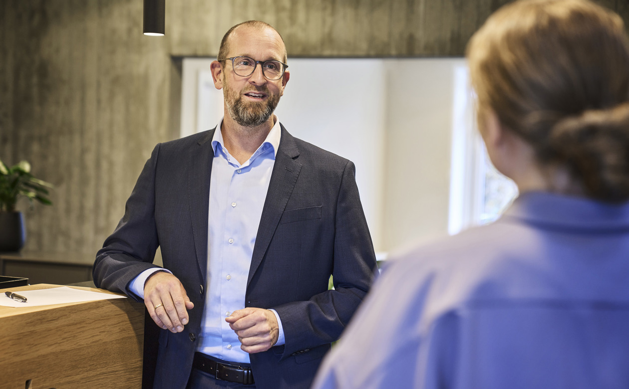 Søren Nørgaard Sørensen snakker med kunde