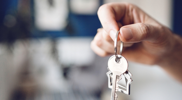 Person som holder husnøgler i hånden