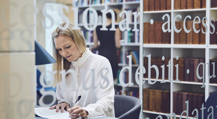 Kvinde sidder på bibliotek hos HjulmandKaptain