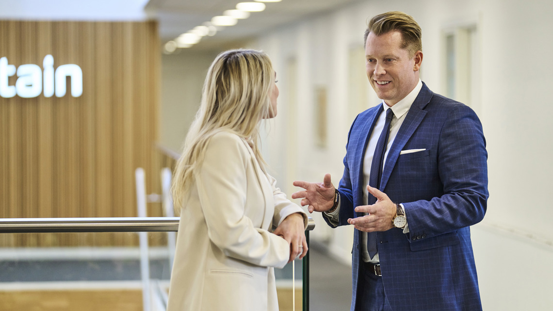 Stefanie Lynge Eriksen og Casper Gammelgaard står og snakker sammen