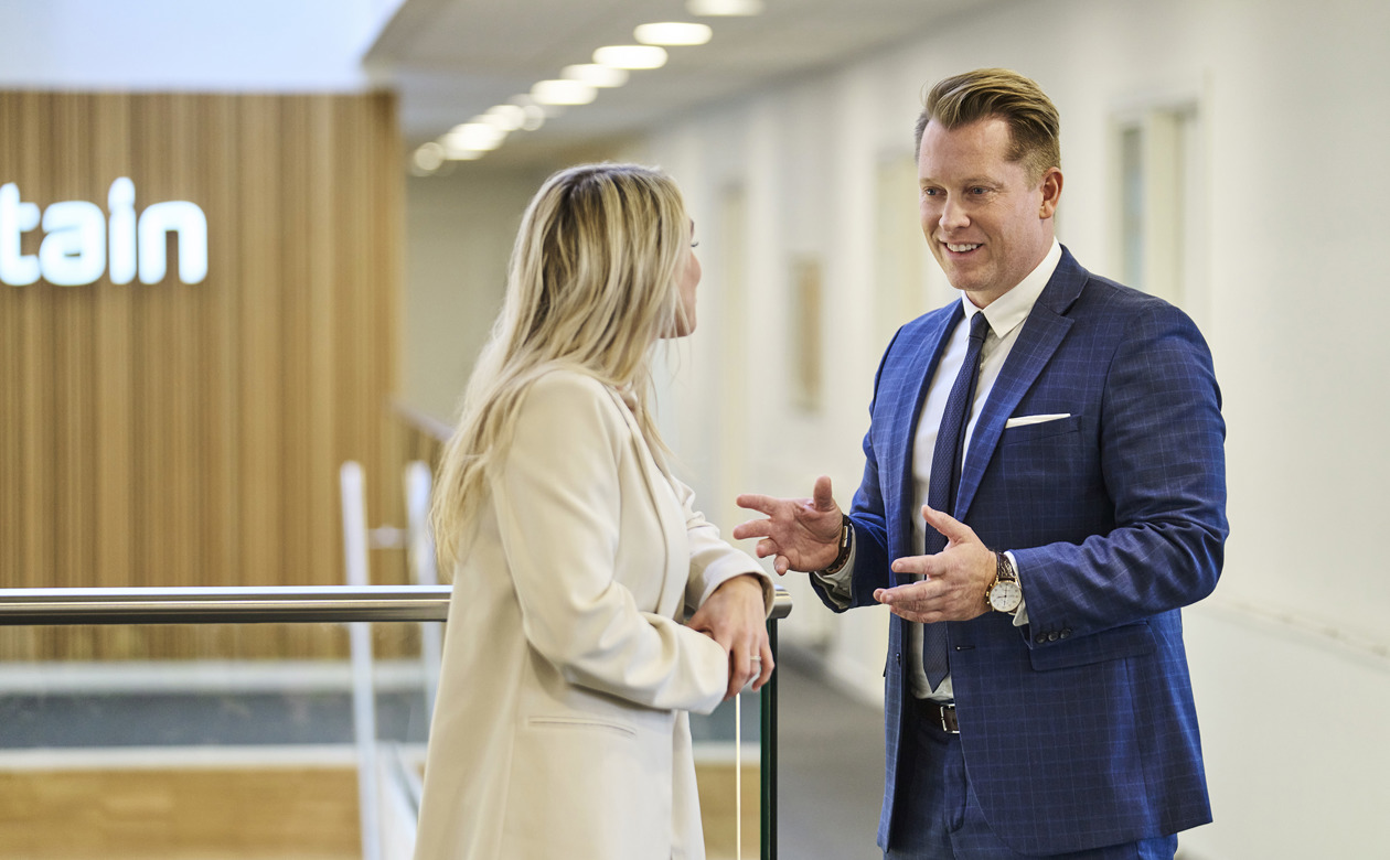 Stefanie Lynge Eriksen og Casper Gammelgaard står og snakker sammen