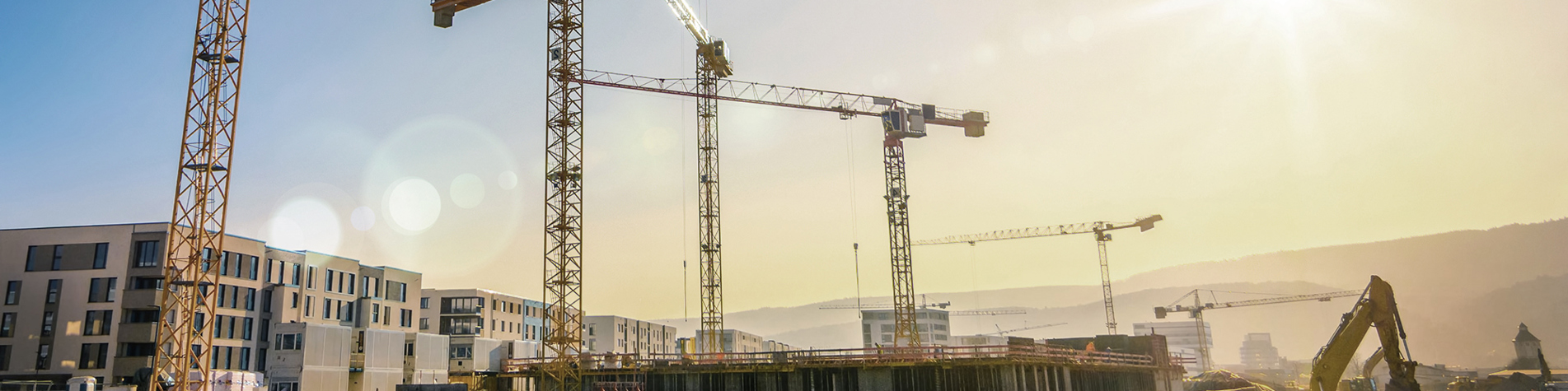 Stor byggeplads med fem kraner