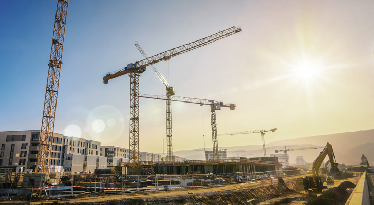 Stor byggeplads med fem kraner