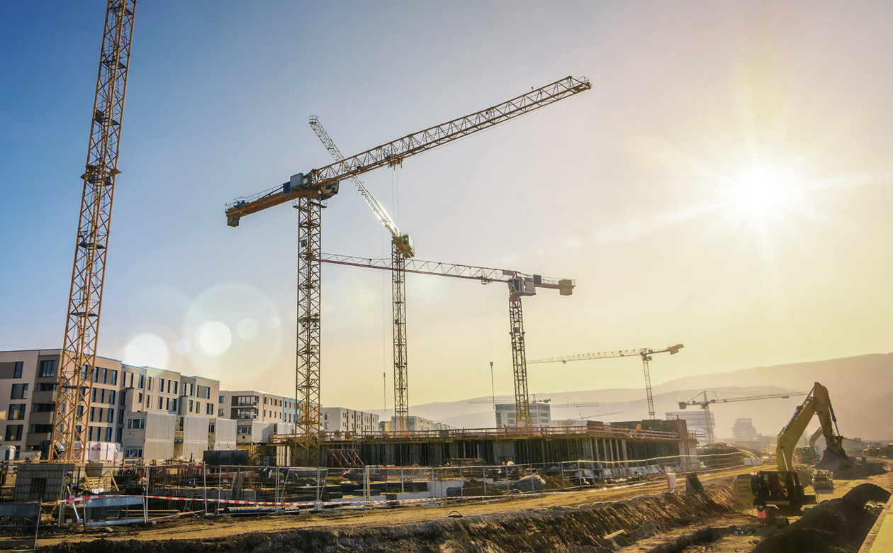 Stor byggeplads med fem kraner