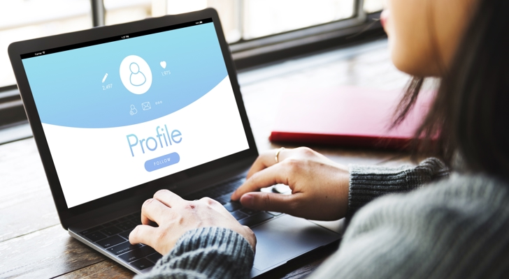 Person logger ind på sociale medier på laptop