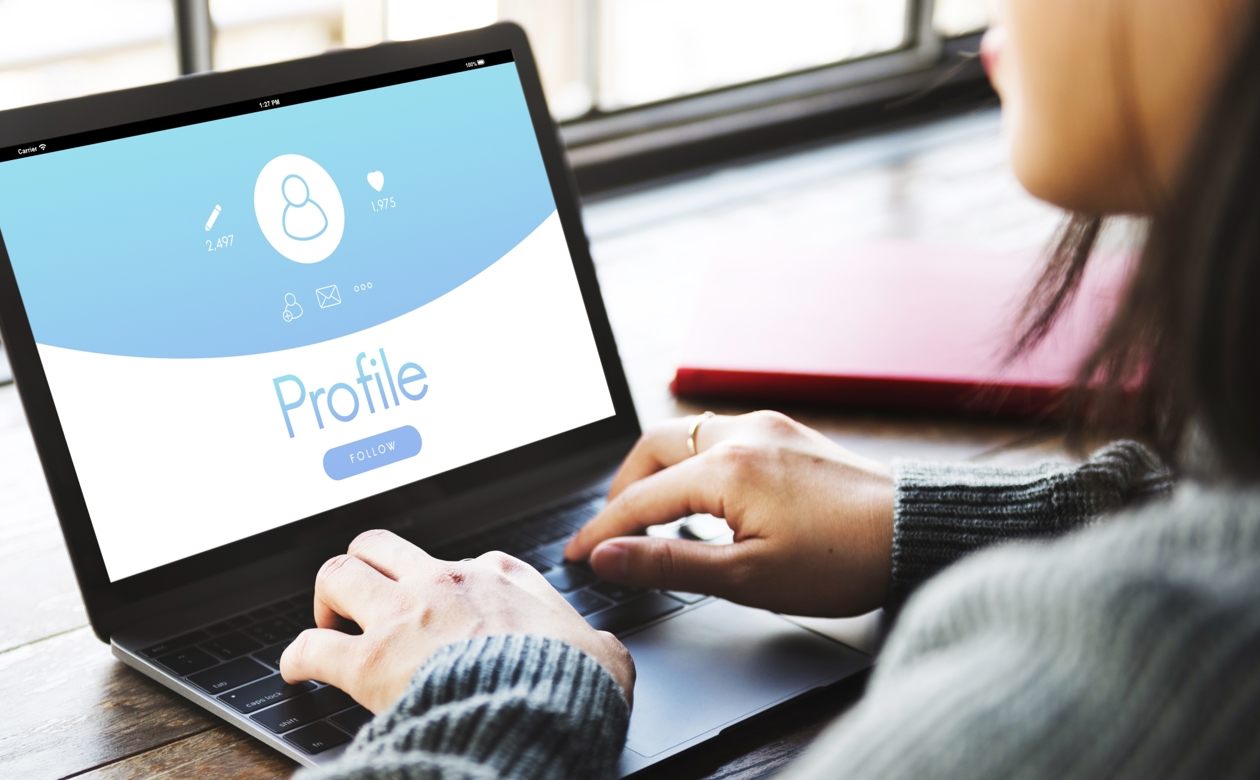 Person logger ind på sociale medier på laptop