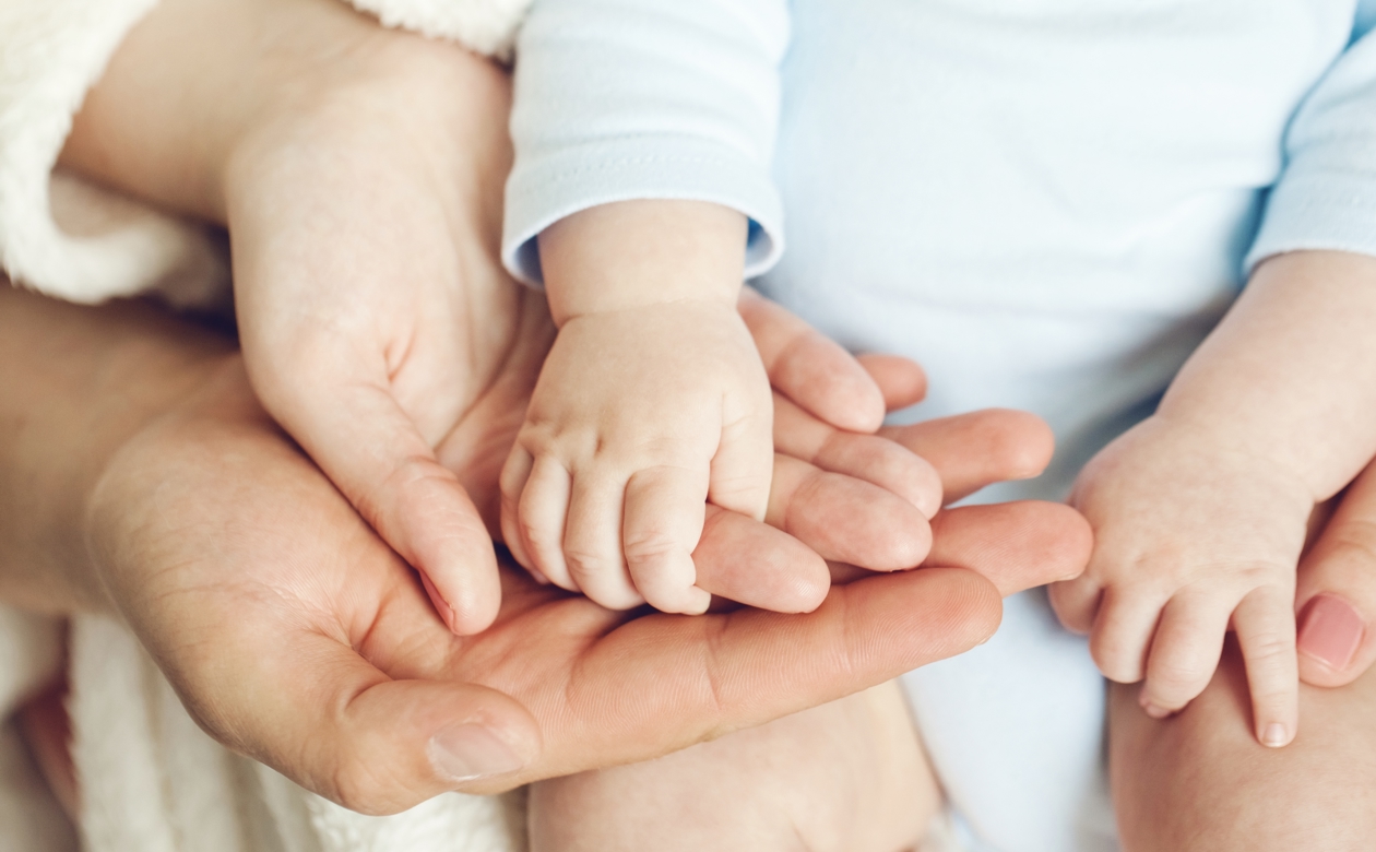 Familie med lille barn holder i hånd